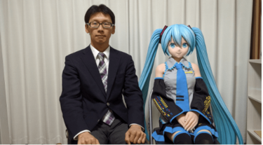 いじめを乗り越え“初音ミクと結婚”した事務職員を直撃！ 不変の愛を